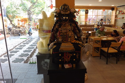 店内の武者人形